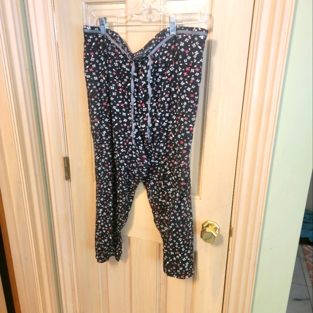 Womens sz XL Axcess floral Pajamas bottoms lounge wear cropped